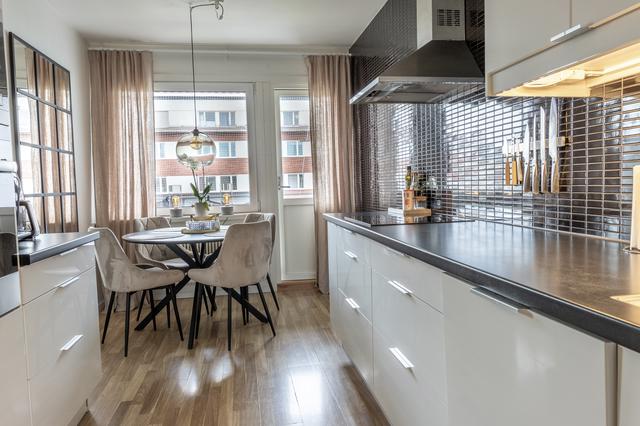 Kök med matplats och tillgång till balkong mot innergård
