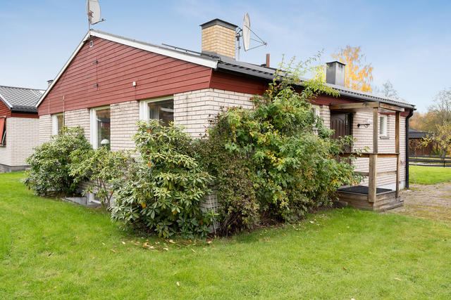 Baksidan av huset och entrén