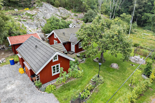 Fantastisk fastighet med hus om 75 kvm plus ett gästhus om 26 kvm och friggebod.