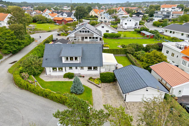 På en havsnära och lugn återvändsgata finner ni en välvårdad villa med dubbelgarage.