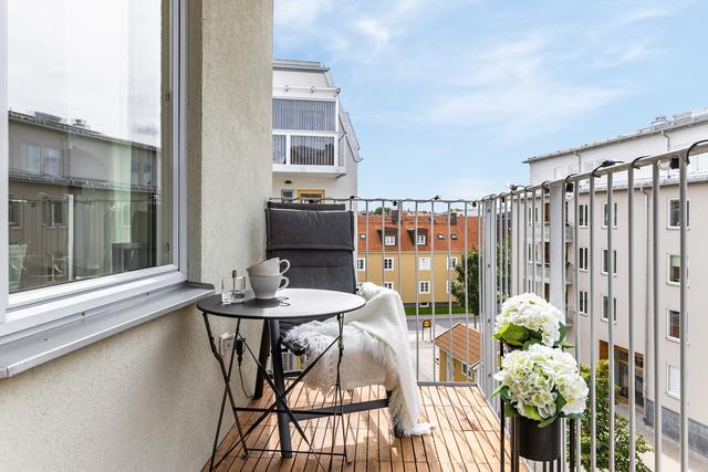 Trivsam balkong i västerläge med eftermiddagssol
