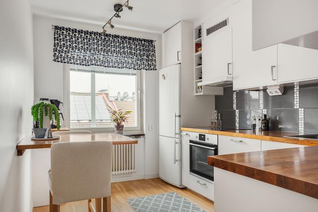 Smakfullt renoverat kök med ekparkettgolv.