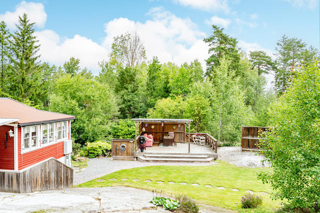Charmigt sommarställe med perfekt läge som sista hus på återvändsgata.