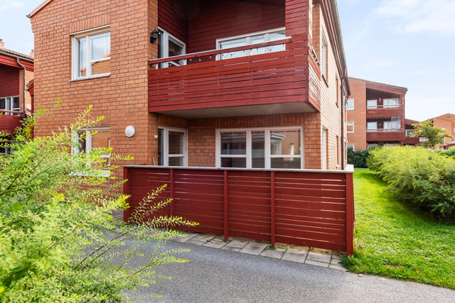 Entrén, andra dörren närmast trappan