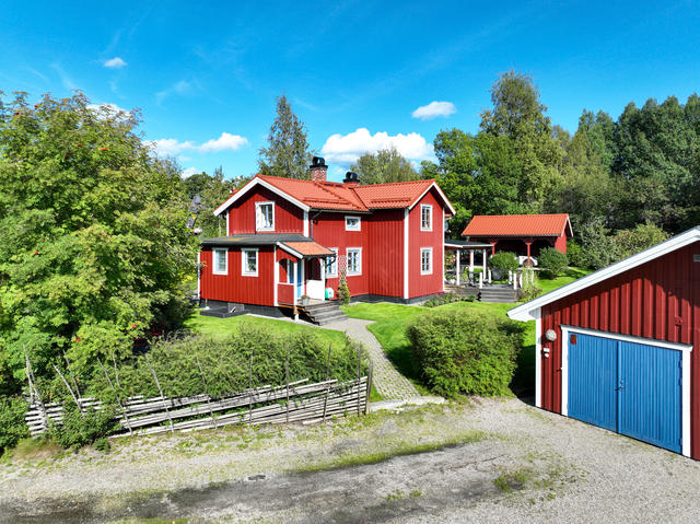 Utöver bostadshuset finns även en carport och del i ett garage.