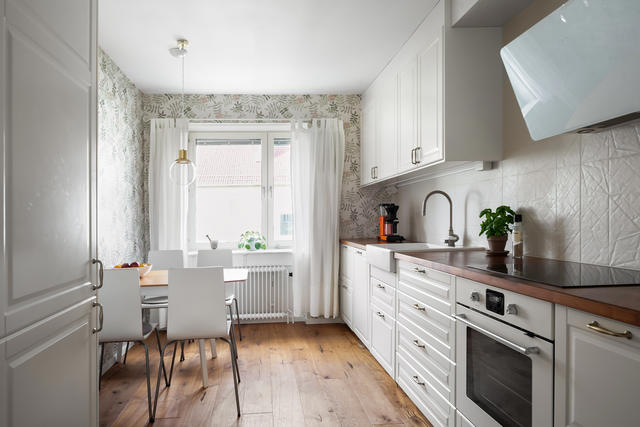 Rymligt kök med mycket ljusinsläpp och fina materialval