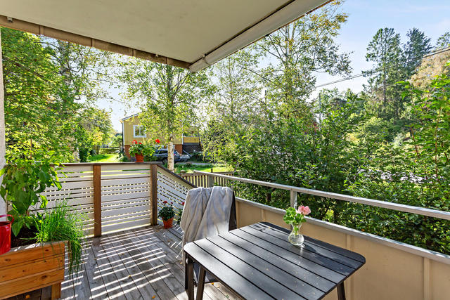 Härlig balkong mot villaområdet intill