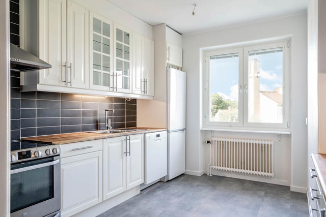 Stort och fräscht kök med plats för matbord för fyra personer.