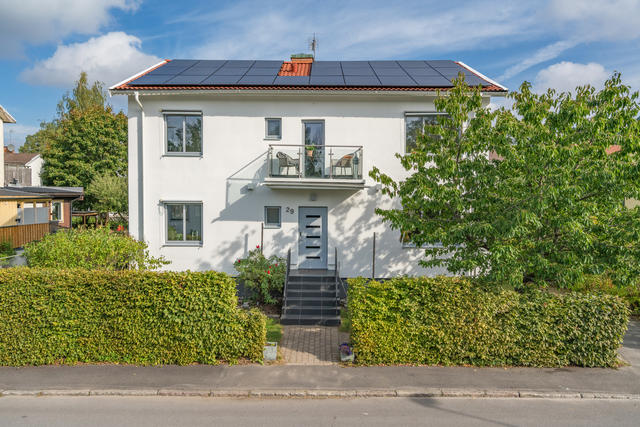 Fin funkisvilla i Kneippen med nymålad putsad fasad