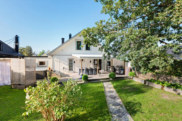 En oas med skogen som granne