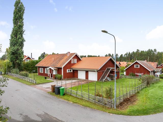 Välskött familjehus med lugnt läge i Insjön.