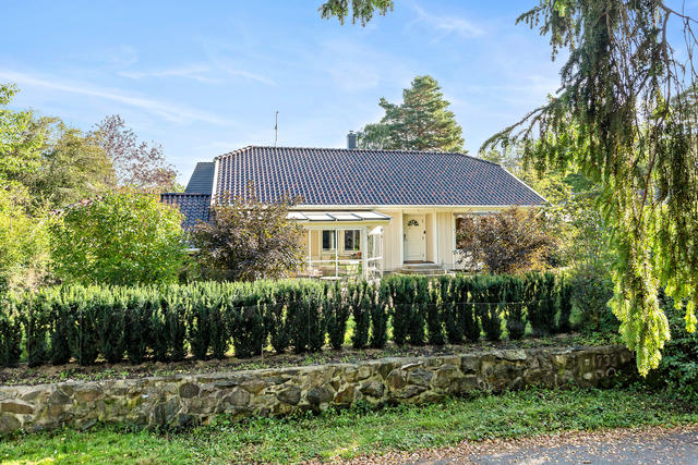 Välskött miljö med fin behålld stenmur
