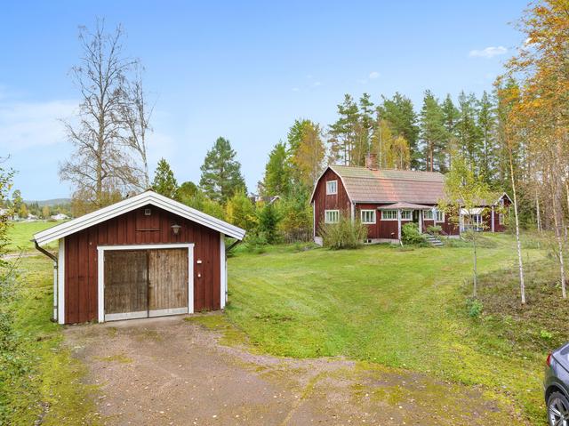 Välkommen till en charmig liten gård med skyddat och naturnära läge i byn Djura.