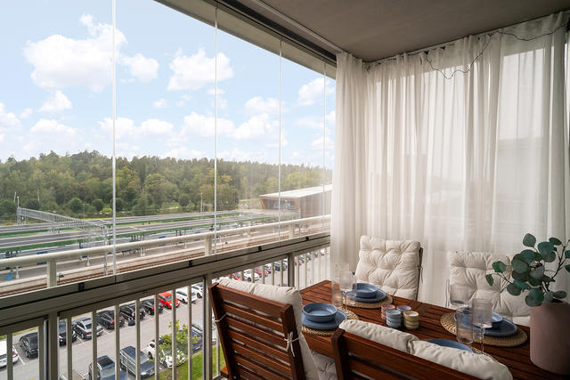 Stora inglasade balkongen