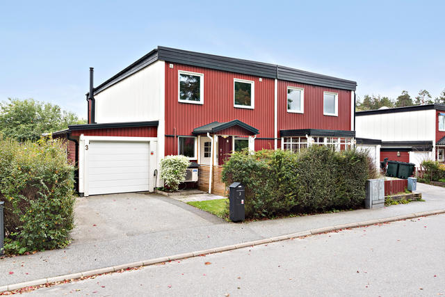 Entrésidan med garage