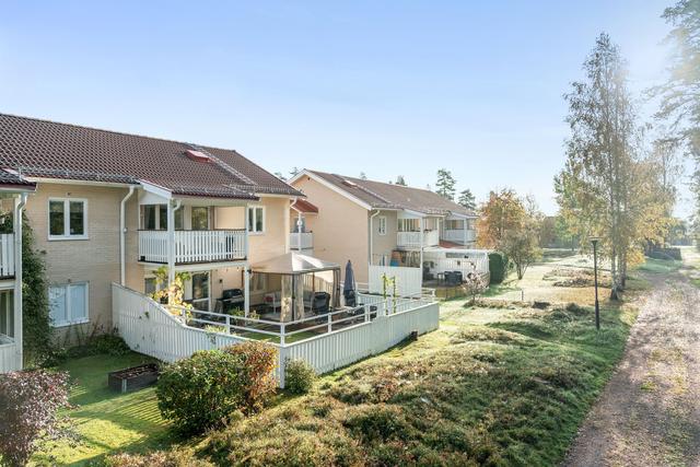 Välkommen till en fantastiskt fint renoverad lägenhet i markplan med egen uteplats i bästa solläge.