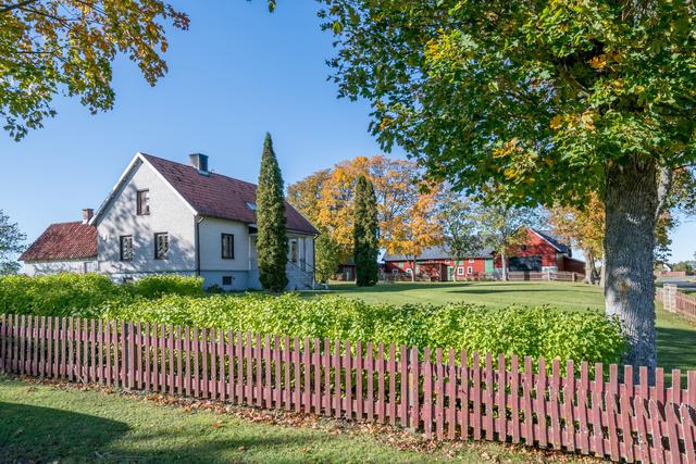 Bostadshus flygel och ladugård