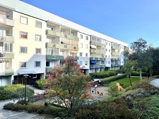 Sågstuvägen och del av innergård