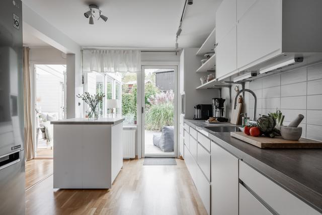 Kök med utgång till soldäck och den härliga trädgården på husets baksida