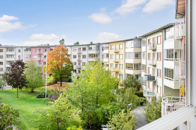 Högt läge med fin vy över himmel och innergård