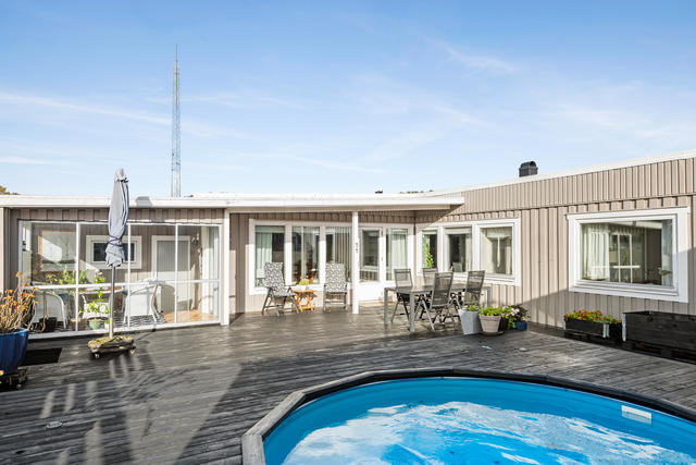 Ett fint kedjehus med pool och uterum