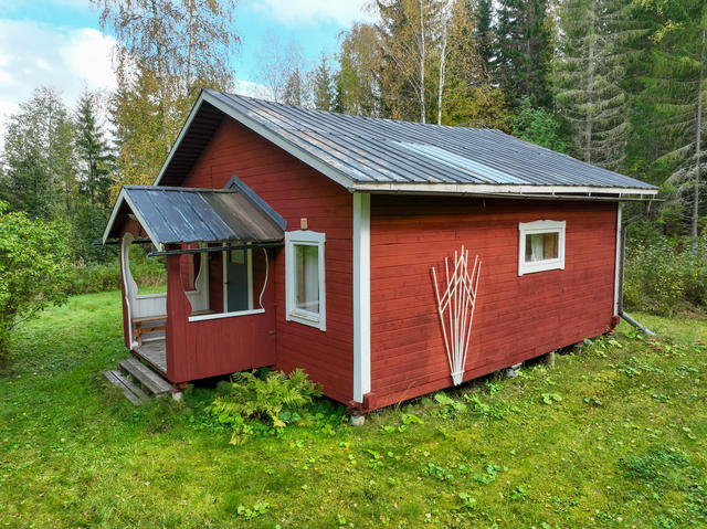 Huvudstugan som byggdes år 1929 är en f.d flottarstuga.