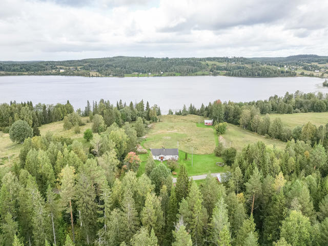 Vy över gårdsbilden och utsikten över sjön