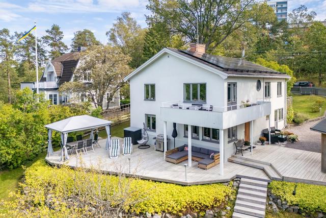 Varmt välkommen till Bärbacken 5 med högt fint läge i Lidingö