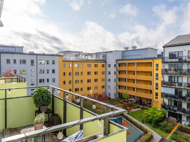 Balkong mot innergården med den härliga eftermiddags och kvällssolen
