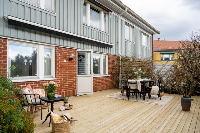 Husets underbara uteplats med sol från lunch till sen kväll