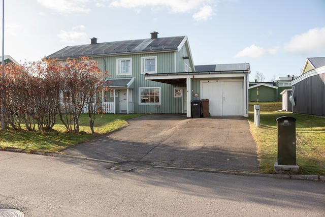 Norrskensvägen 42 med vidbyggt garage och carport intill