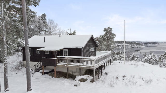 Trähus med liggande träpanel. Stora altaner. Utsikten!