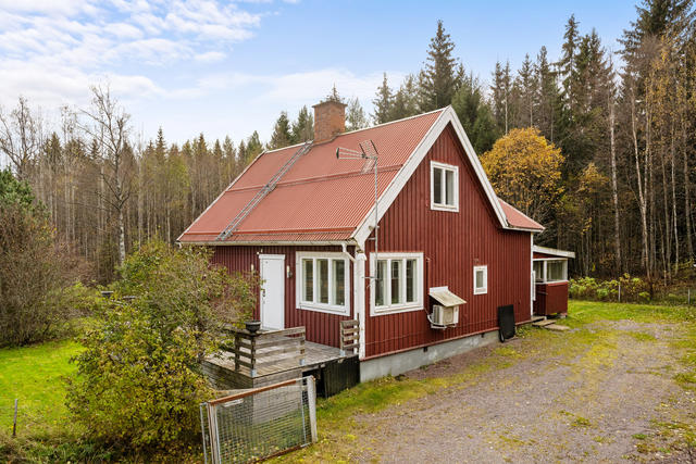 Välkommen till banvaktsstugan på Tröges väg 11!