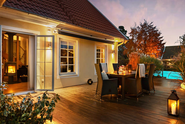 Pool, trädäck med kvällssol, väderstyrd markis och täljstenskamin... Välkommen till Svalörtvägen 9A!