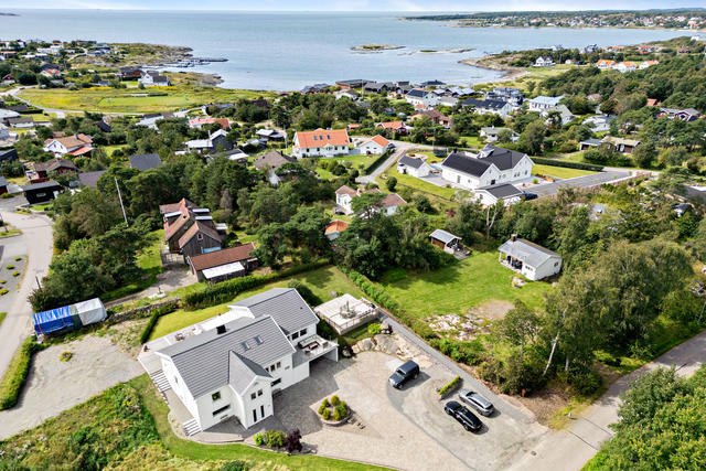 En fantastisk villa om totalt 372 kvm inklusive suterrängvåning, garage och vidbyggd lägenhet om två rum och kök.