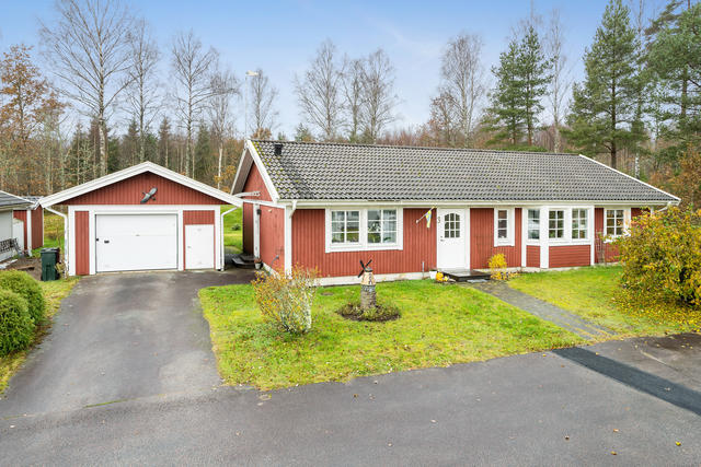 Huset sett från framsidan, huset ligger längst in på återvändsgata.