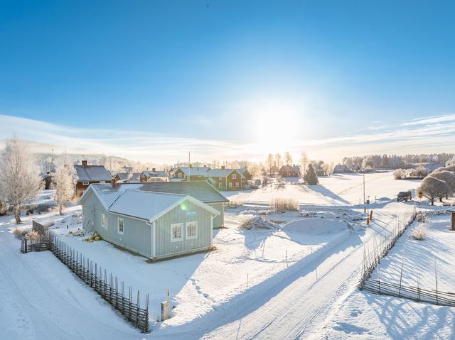 Nyproducerad 1-plansvilla med plats för den stora familjen.
Observera att huset endast är grundmålat (slutfärg ska enligt bygglov vara röd).