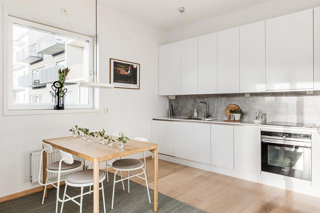 Modernt kök med plats för matbord