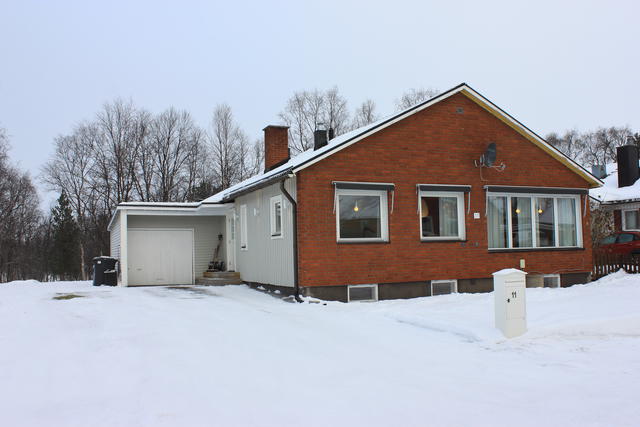 Framsida/garageinfart