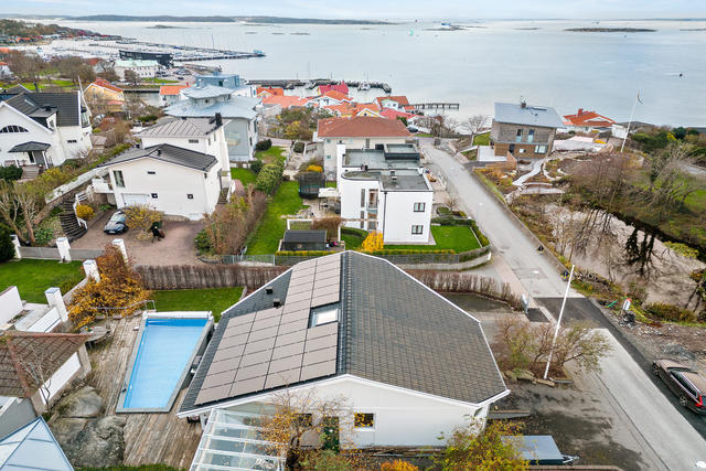 Med härligt högt läge ligger denna fastighet med utsikt över havet och södra skärgården.
