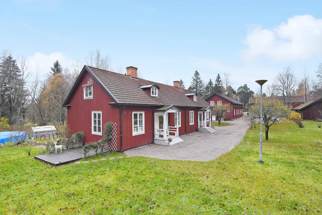 Herrgårdallén 12 A och B