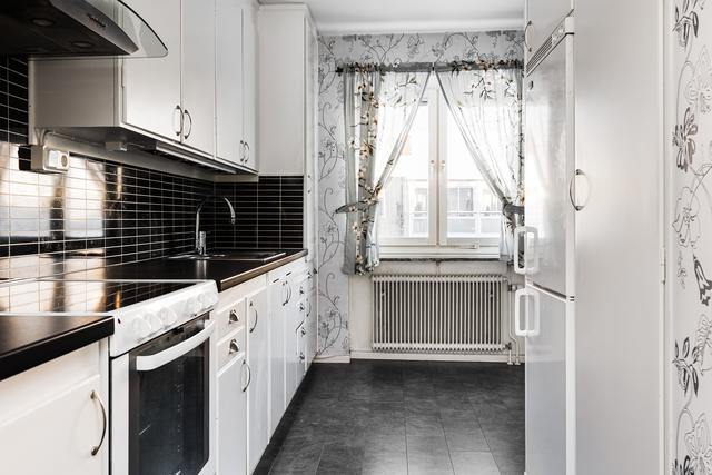 Modernt kök med matplats invid fönster.