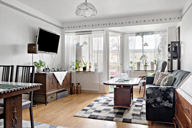 Ljust härligt vardagsrum med utgång till det inglasade uterummet