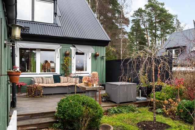 Sörahemsvägen 62: Gavelläge, fantastisk trädgård och med skogen som granne.