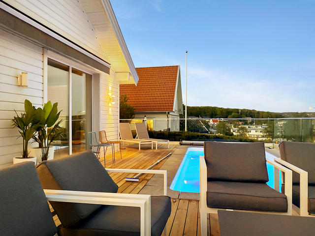 Härlig uteplats med pool och havsutsikt över Bjölahamn.