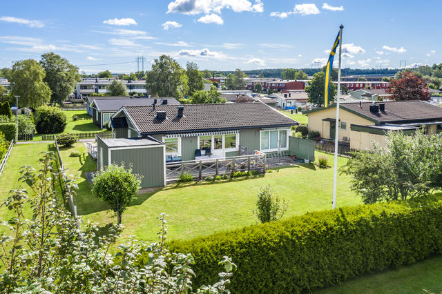 Längst in i området med ängarna som granne!