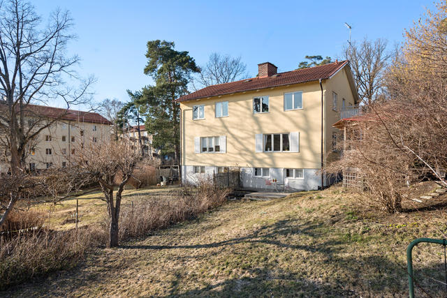 Varmt välkommen till Kapellbacken 2B i Brevik, Lidingö.
