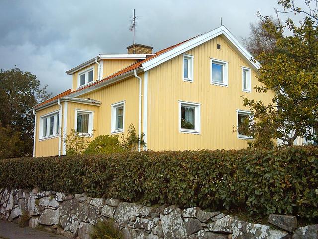Huset byggdes år 1890 och genomgick en omfattande renovering ca 1952 då de två lägenheterna byggdes.