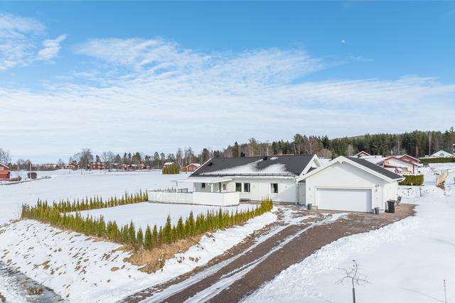 Välkommen till en modern och stilren 1-plansvilla byggt 2018 med stort garage.