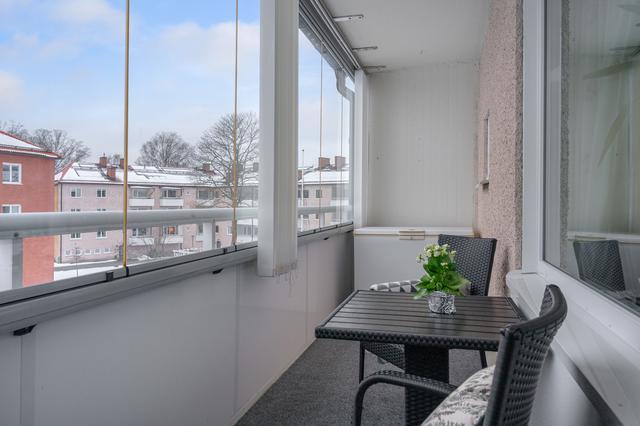 Sol från lunch till solnedgång. Den stora gården gör att man inte får någon större insyn.